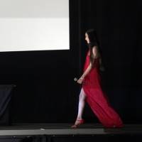 Koki，赤の大胆スリットドレスで“ランウェイ”