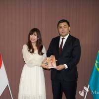 蘭華、カザフスタン大使に「カザフの夢」MVを贈呈