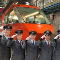 ベイビーブー、デビュー20年目の記念日にロマンスカーでの車内ライブ開催