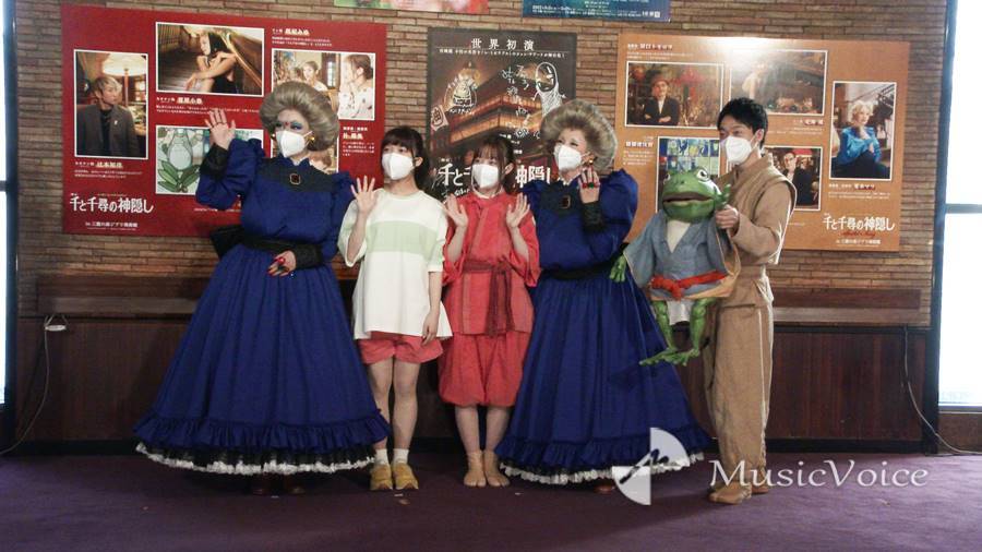 上白石萌音＆橋本環奈、本番衣装＆マスク姿で会見『千と千尋の神隠し』