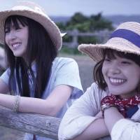 浜辺美波が見つめる、涙を流す岸井ゆきの　寝顔を撮る姿も：『やがて海へと届く』本編映像