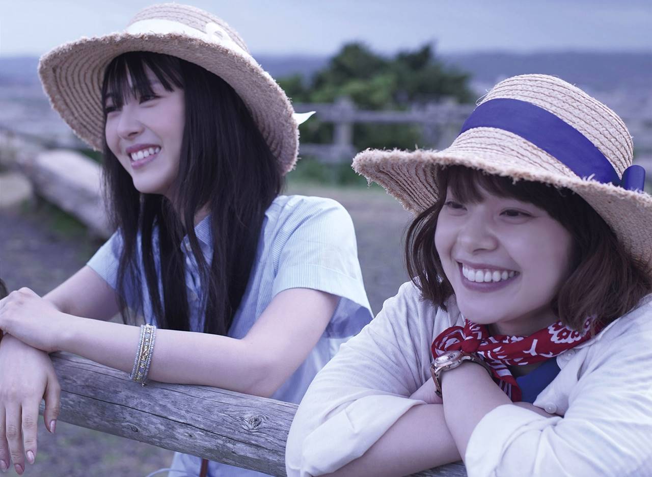 浜辺美波が見つめる、涙を流す岸井ゆきの　寝顔を撮る姿も：『やがて海へと届く』本編映像