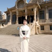 香西かおり、築地本願寺で「恋街しぐれ」作詞者・里村龍一さんの納骨に献花