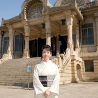 香西かおり、築地本願寺で「恋街しぐれ」作詞者・里村龍一さんの納骨に献花