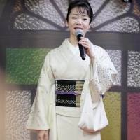 香西かおり、築地本願寺で「恋街しぐれ」作詞者・里村龍一さんの納骨に献花