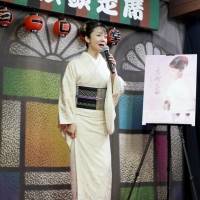 香西かおり、築地本願寺で「恋街しぐれ」作詞者・里村龍一さんの納骨に献花