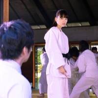 田中圭と茅島みずき、意味深い距離感（柔道部の美少女）：『女子高生に殺されたい』本編映像第３弾
