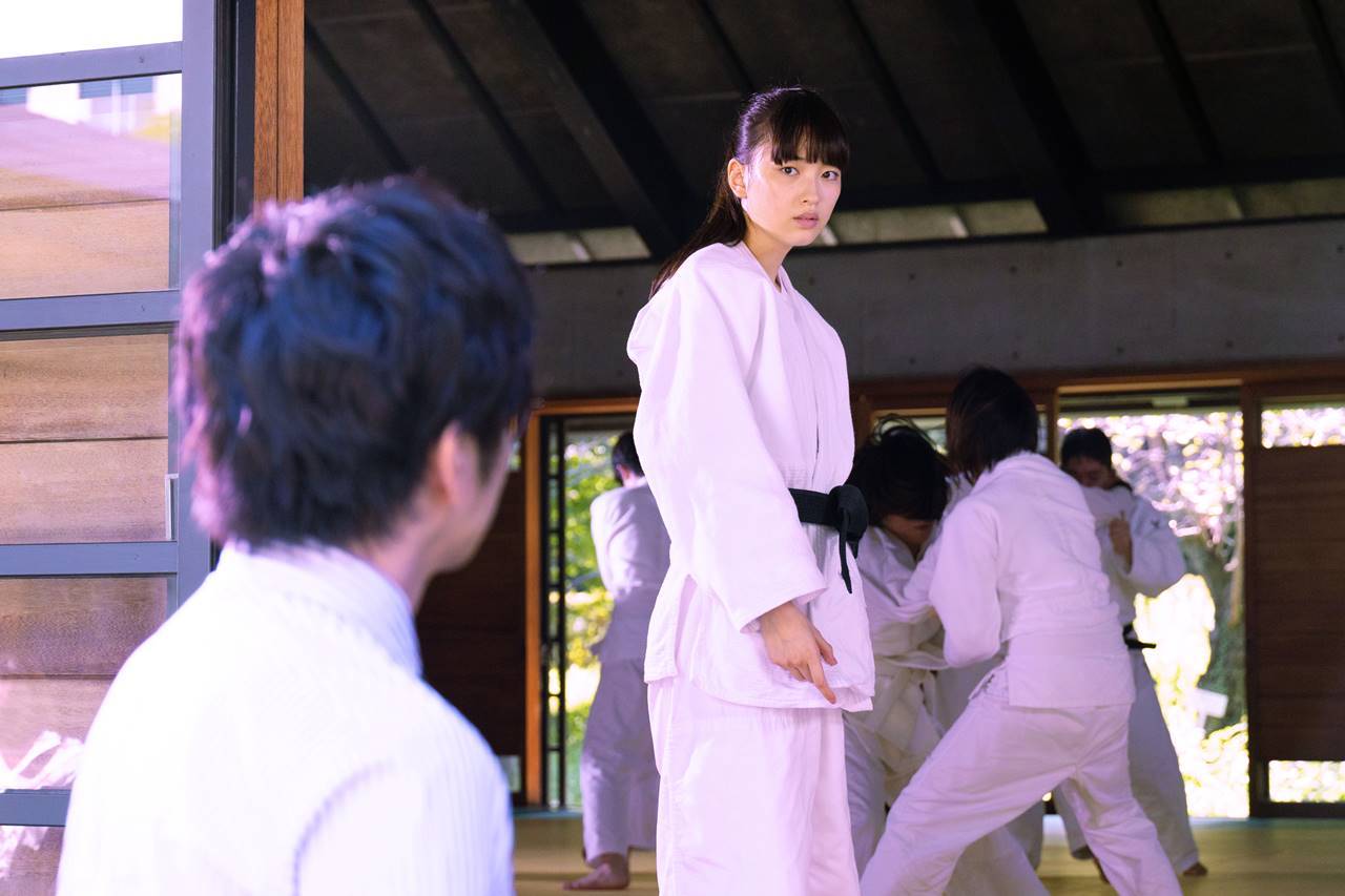 田中圭と茅島みずき、意味深い距離感（柔道部の美少女）：『女子高生に殺されたい』本編映像第３弾