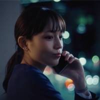 川口春奈、遠距離恋愛　山田裕貴のエールに笑顔：ショートドラマ「上京エール」第２話「東京」