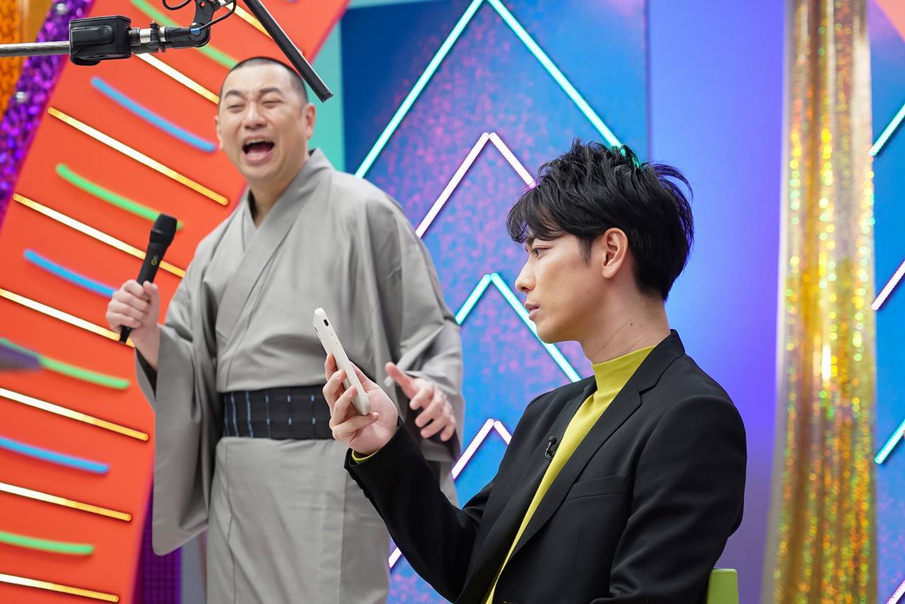 佐藤健、レイザーラモンRGのネタ中に遠く見つめる