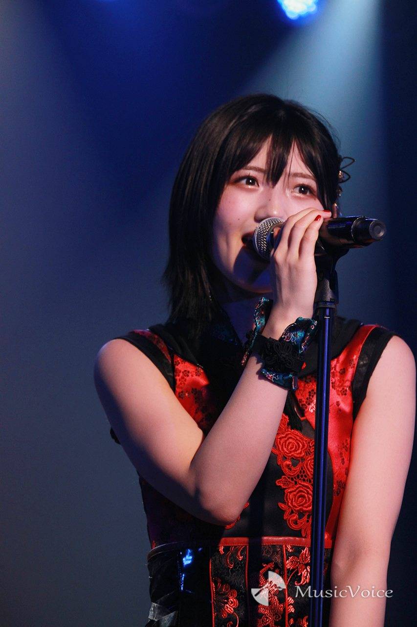 AKB48村山彩希、岡田奈々の衣装で熱唱「エモいなって思ってもらえたら」