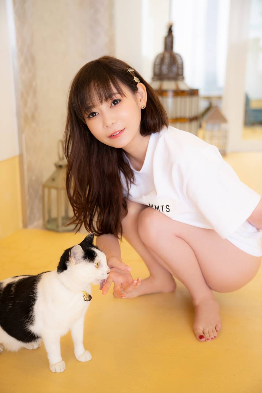 中川翔子、10年ぶり真っ赤な水着カット「本当に緊張しました」