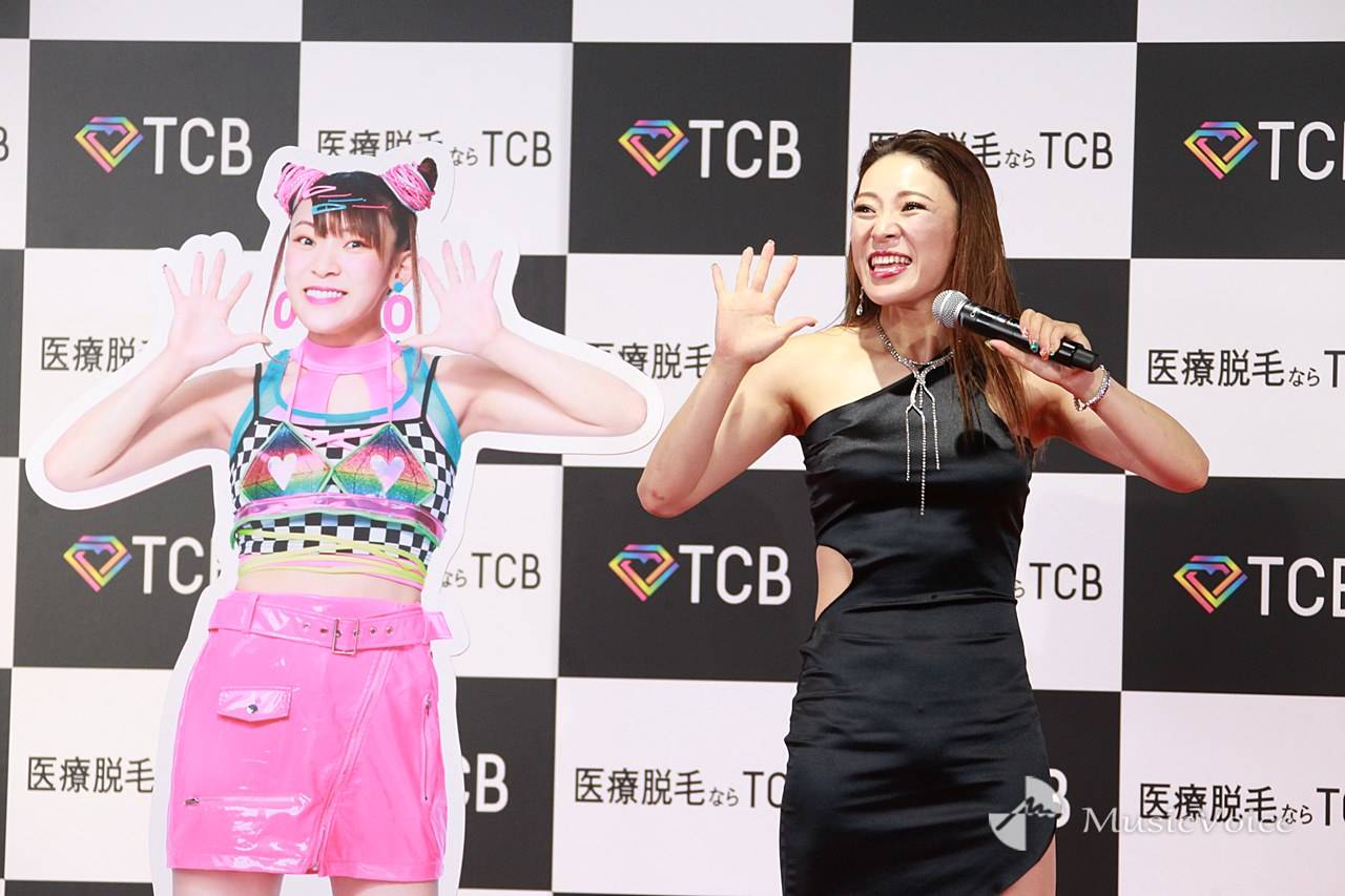 フワちゃん大変身も…ランウェイでコケるハプニング