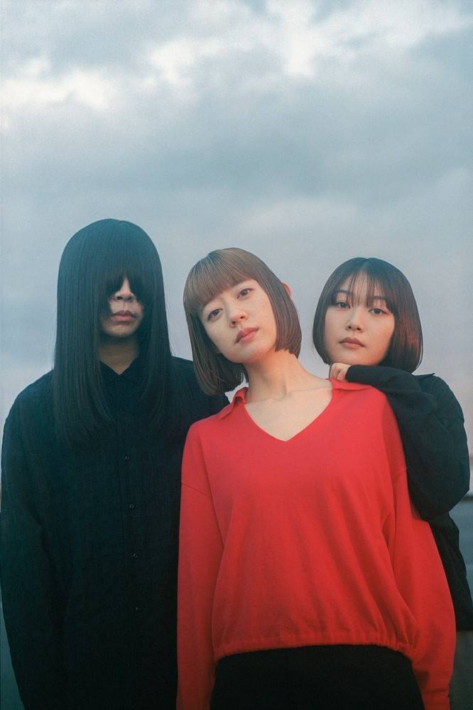 羊文学、ニューアルバム「our hope」収録の新曲「OOPARTS」先行配信リリース
