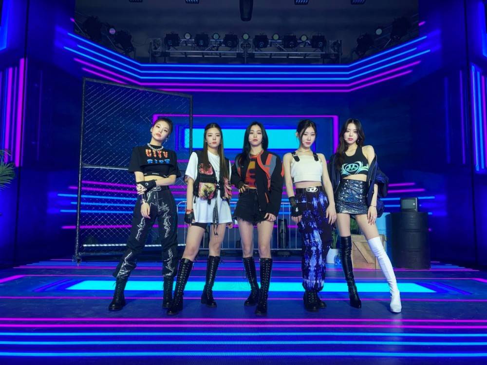 ITZY、オンラインイベントを実施　「Voltage」を初パフォーマンス
