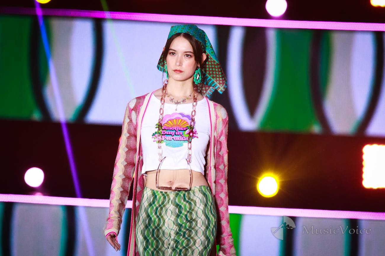 トラウデン直美、へそ出し美ウエスト　華やかにランウェイ：『GirlsAward』