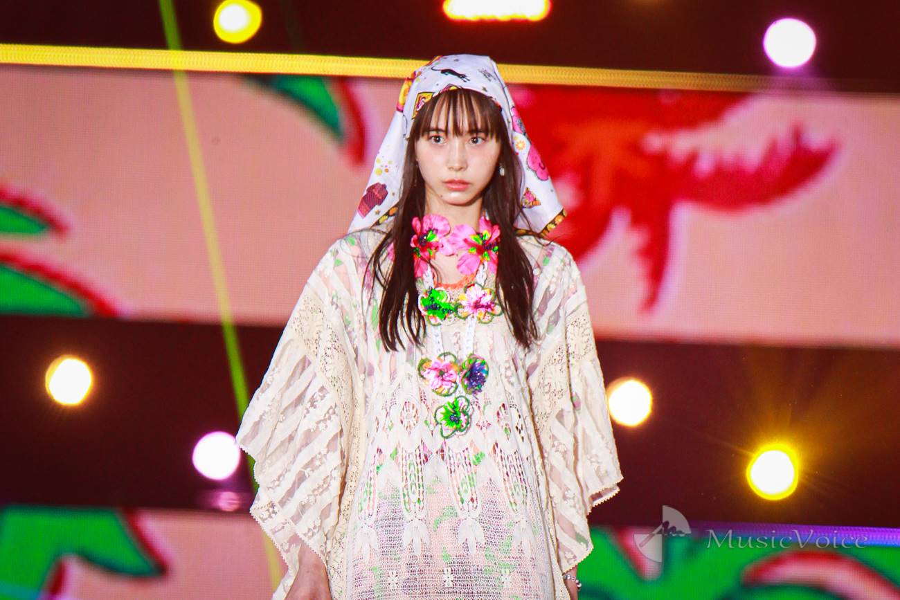 井桁弘恵、抜け感ワンピでランウェイ　ゆったり感も：『GirlsAward』