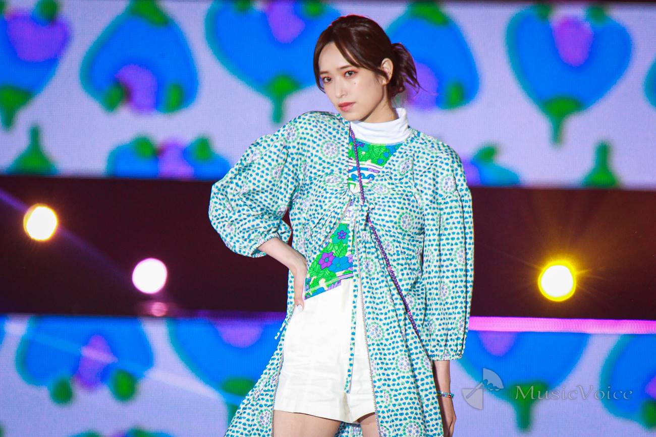 日向坂46佐々木久美、ミニ丈ボトムから引き締まった美脚　爽快にランウェイ：『GirlsAward』