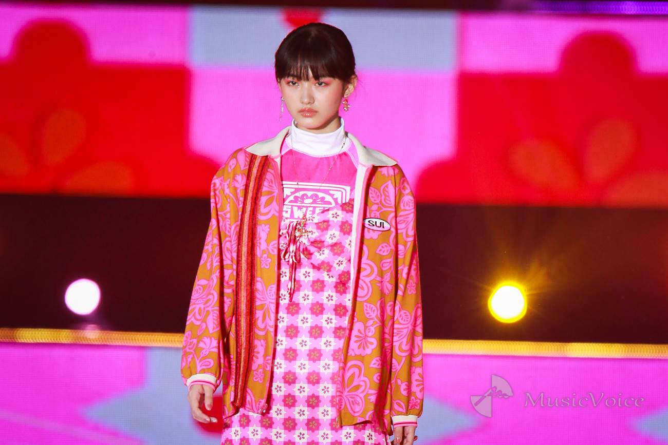 櫻坂46山崎天、圧倒的な存在感　エレガントにランウェイ：『GirlsAward』