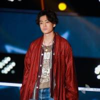 伊藤健太郎、サプライズでランウェイ　照れくさそうに笑みも：『GirlsAward』