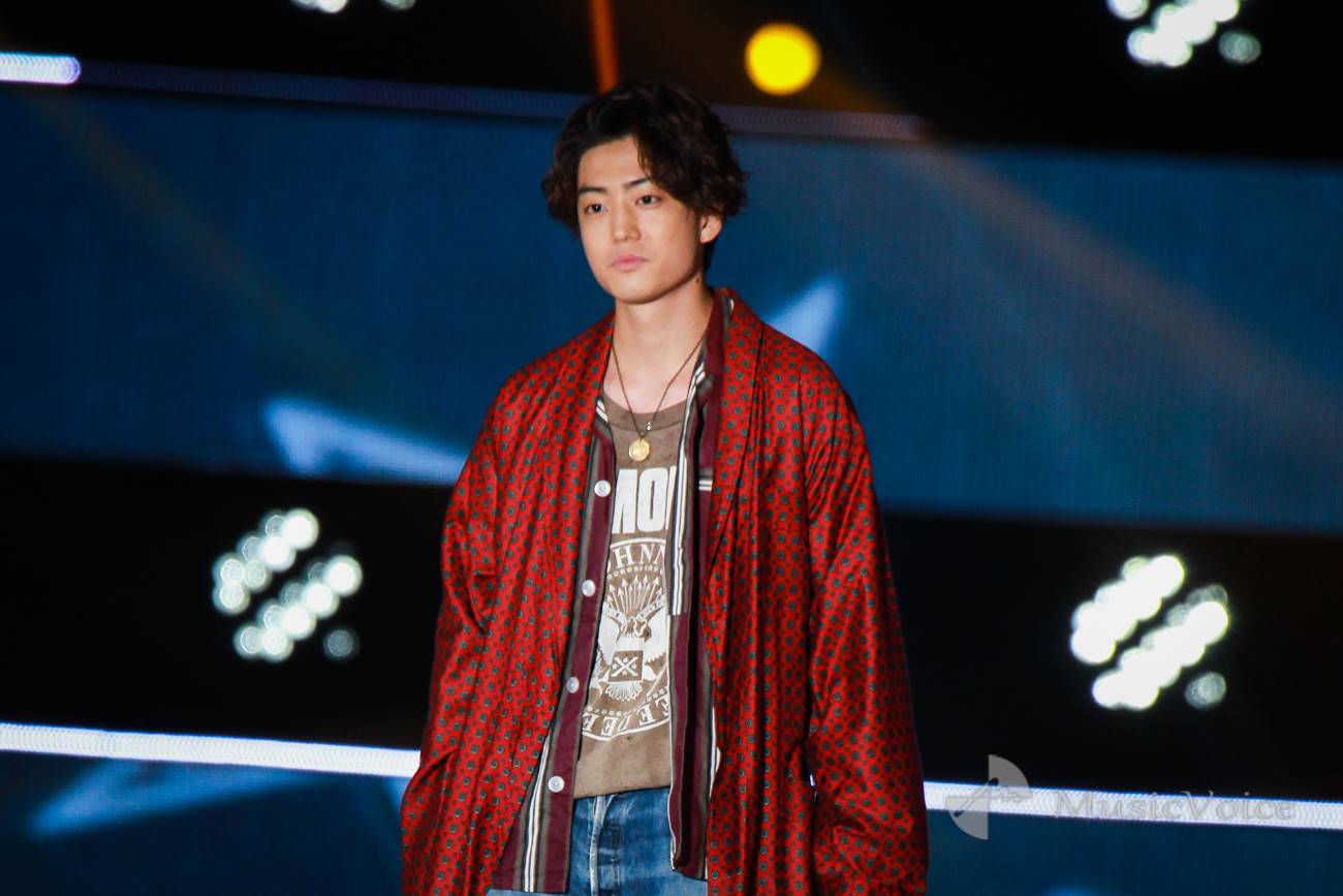 伊藤健太郎、サプライズでランウェイ　照れくさそうに笑みも：『GirlsAward』