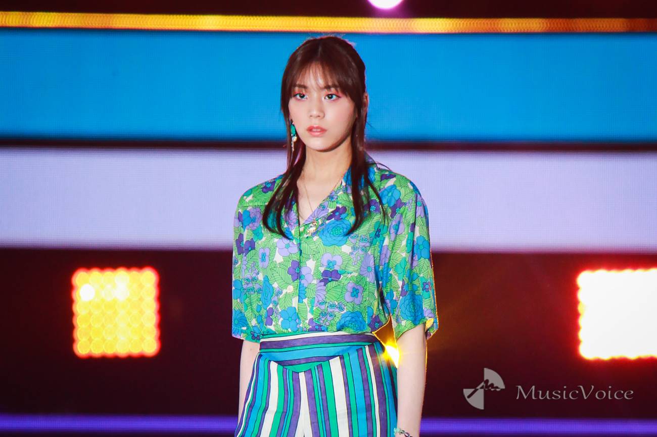 貴島明日香、涼し気　リゾート感のあるコーデで上品に：『GirlsAward』