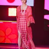 新川優愛『GirlsAward 2022 S/S』ANNA SUI