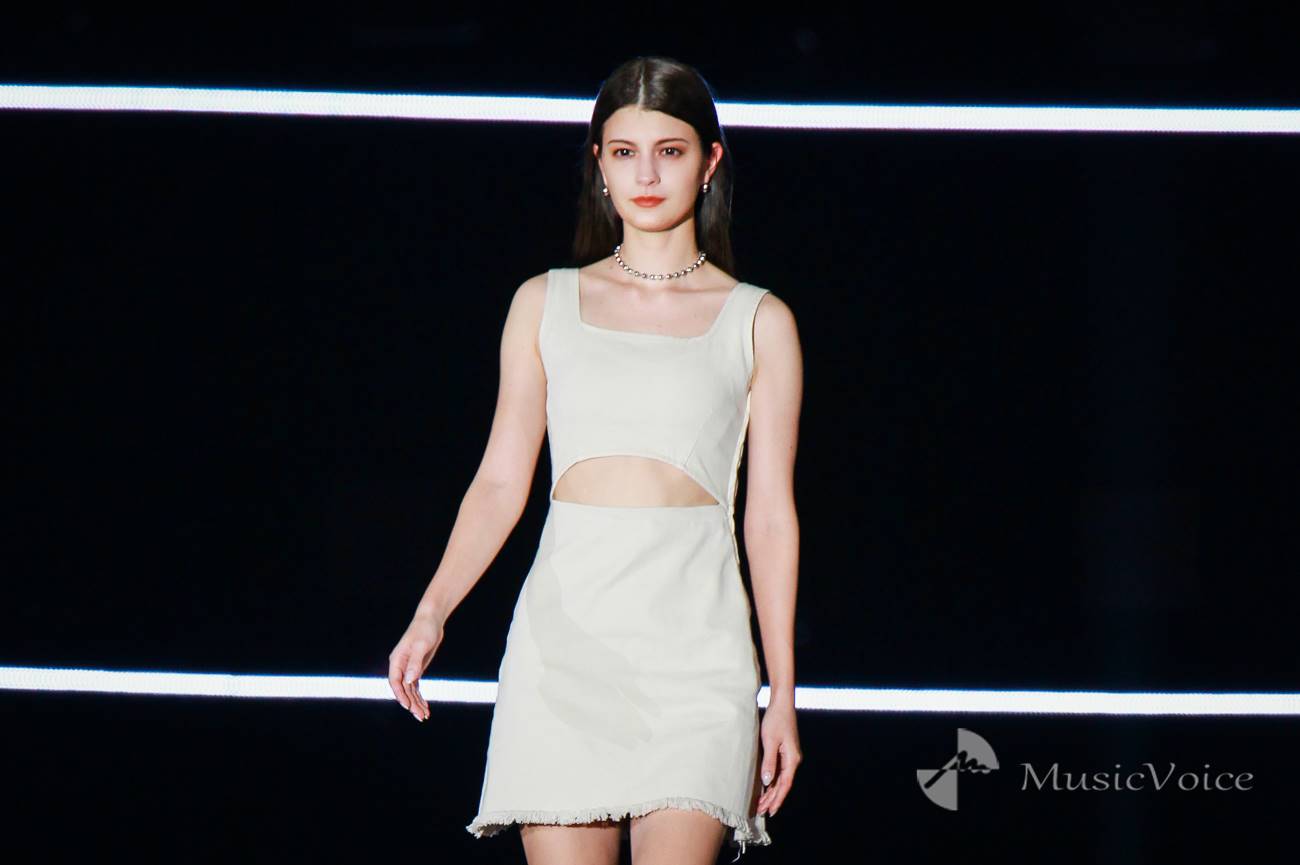 マギー、ヘルシーに肌見せ　ミニ丈ワンピで美脚も