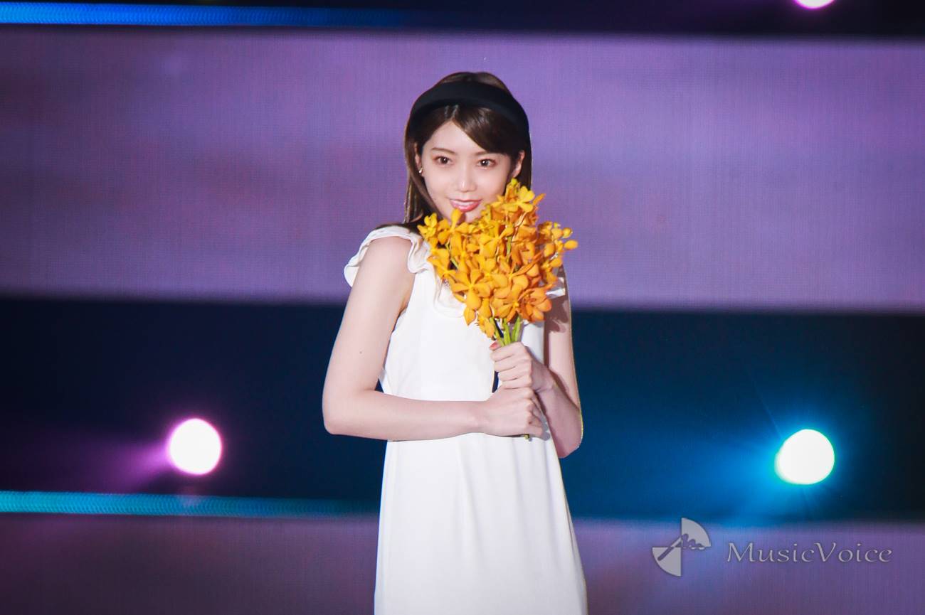 日向坂46高本彩花、フリルワンピ　爽やかに着こなし