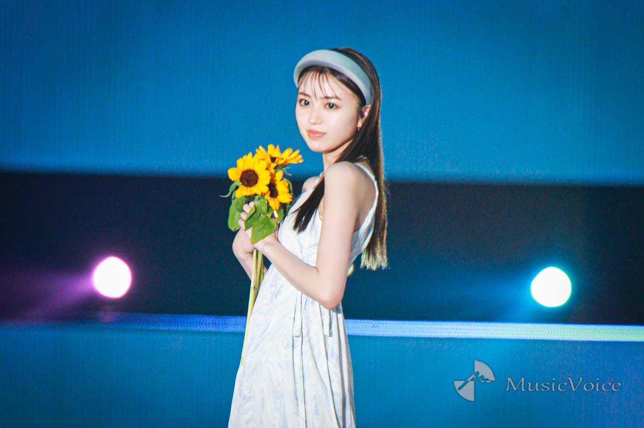 香音、涼し気キャミワンピで美デコルテ　フロントスリットから美脚も