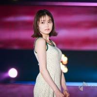 久間田琳加、キャミロングワンピで美しいボディライン　美デコルテも