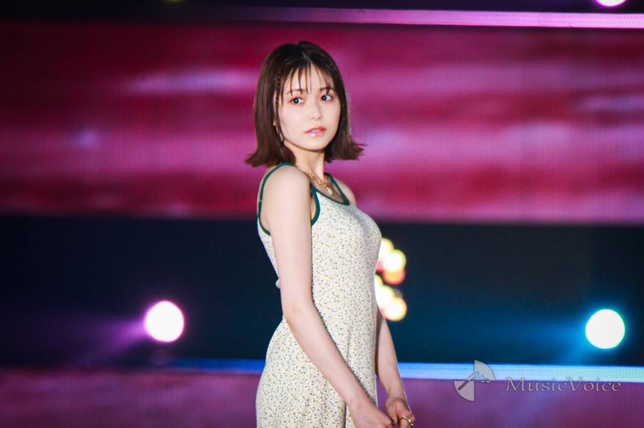 久間田琳加、キャミロングワンピで美しいボディライン　美デコルテも