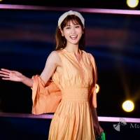 めるる、シアーティアードワンピで爽やかに　美しい二の腕＆ワキ見せも