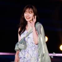鈴木愛理、スマイル全開　フレアシルエットのワンピで軽やかに涼し気に