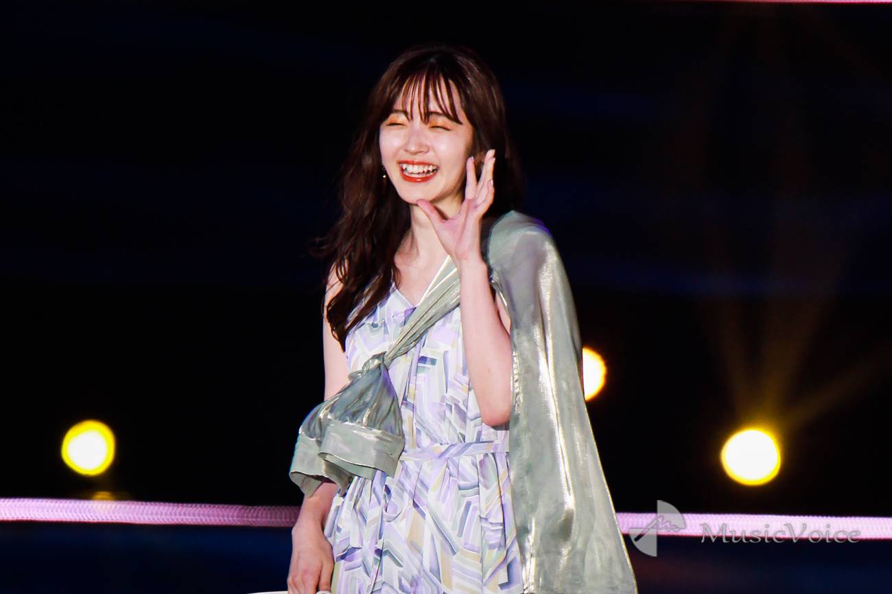 鈴木愛理、スマイル全開　フレアシルエットのワンピで軽やかに涼し気に