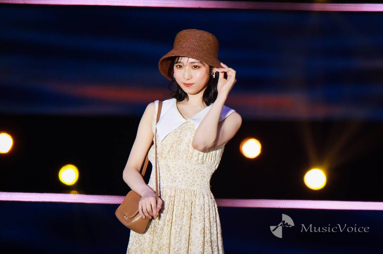 AKB48小栗有以、ビッグカラーレースワンピをキュートに着こなし
