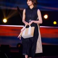 櫻坂46渡邉理佐『GirlsAward 2022 S/S』dazzlin
