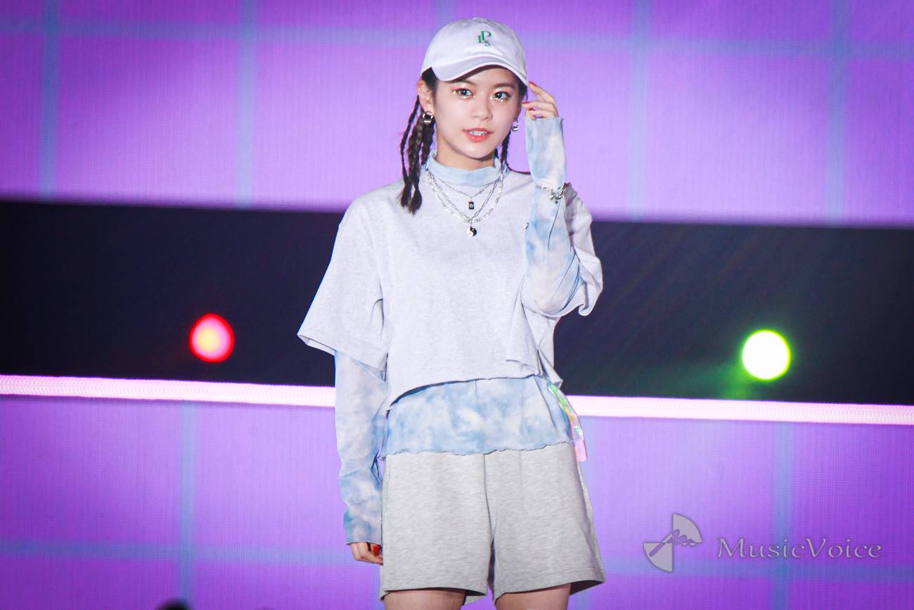 永瀬莉子、ショート丈パンツとルーズソックスで際立つ美脚