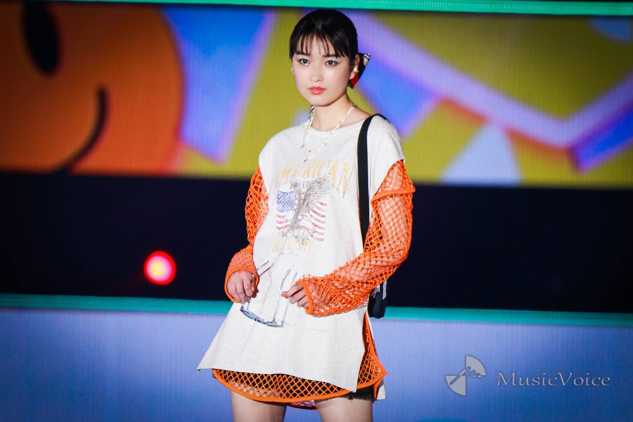 茅島みずき、ショートパンツで脚長・美脚　Y2Kファッション着こなし