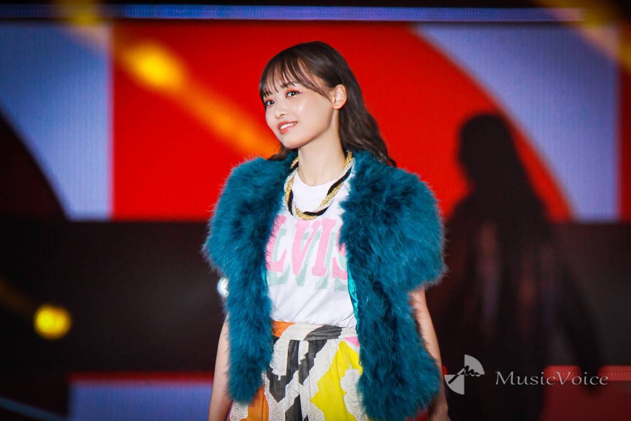 日向坂46濱岸ひより、カラフルコーデを着こなし