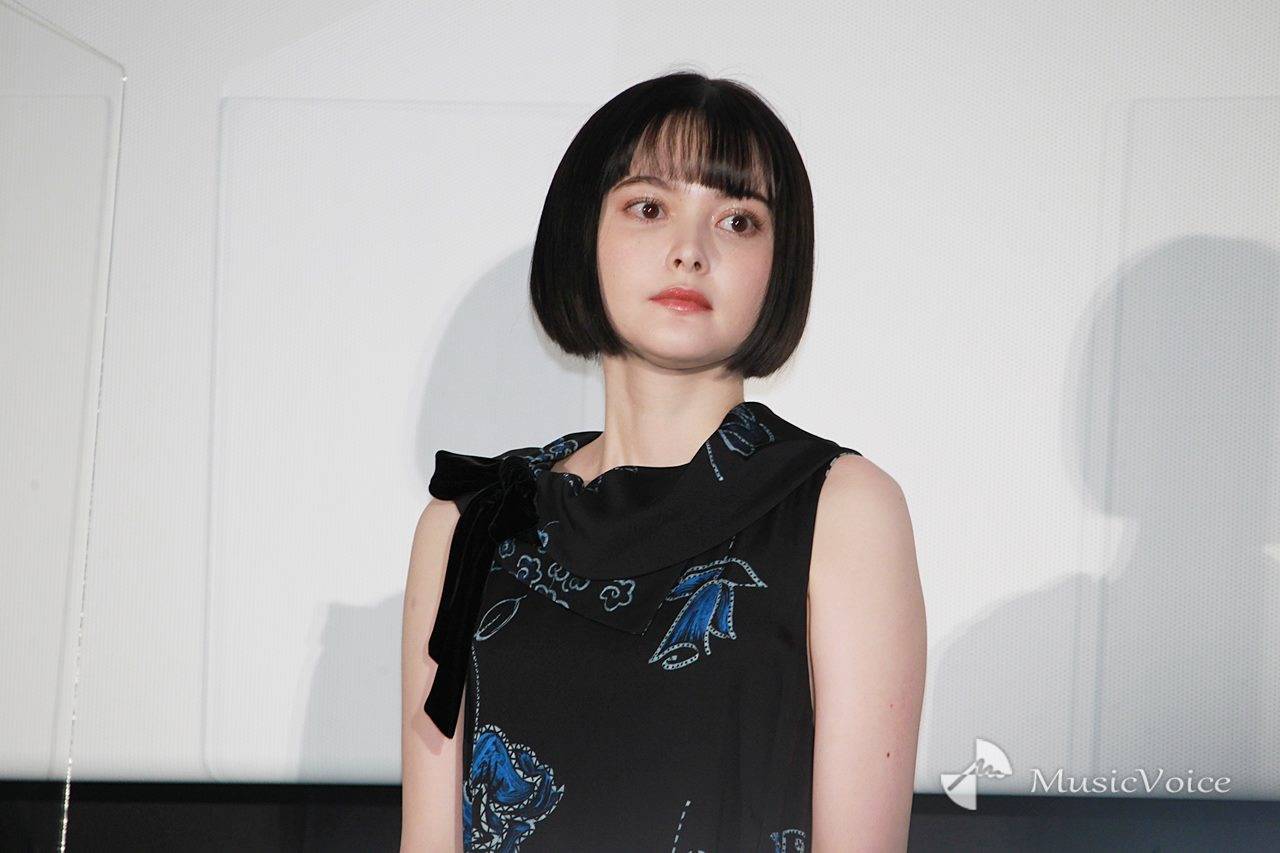 玉城ティナ、大胆に開いた美背中「これは惚れる！」「超綺麗」