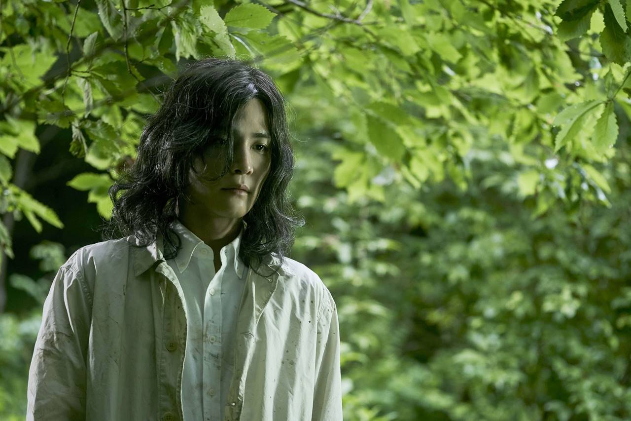 “謎の男”岩田剛典・“母”中山美穂の人物像に迫る