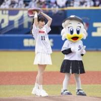 元乃木坂46高山一実、地元千葉で初始球式