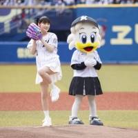 元乃木坂46高山一実、地元千葉で初始球式