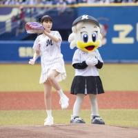 元乃木坂46高山一実、地元千葉で初始球式