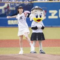 元乃木坂46高山一実、地元千葉で初始球式