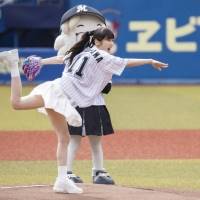 元乃木坂46高山一実、地元千葉で初始球式