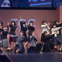 AKB48第17期生、初々しい初ランウェイ　佐藤綺星「とても緊張」