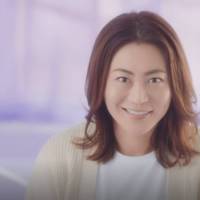 氷川きよし、オフ感あるルームウェア姿で美しい笑顔　指先で感じる肌