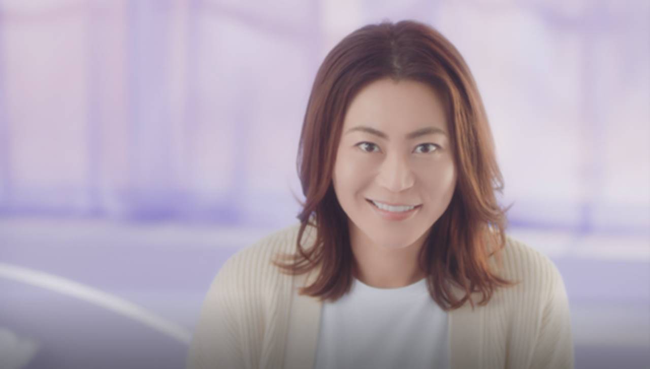 氷川きよし、オフ感あるルームウェア姿で美しい笑顔　指先で感じる肌